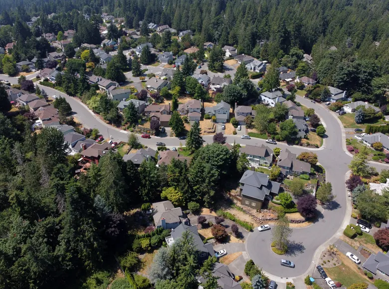 Residential homes and streets in Sammamish representing local home remodeling and improvement services